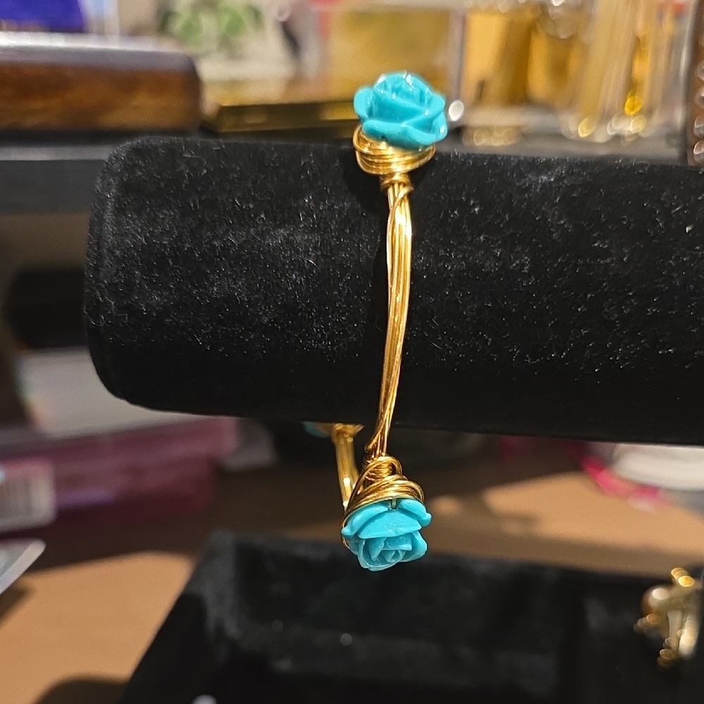 Source Unknown Gold-Tone Wire Bangle With Turquoi… - image 1